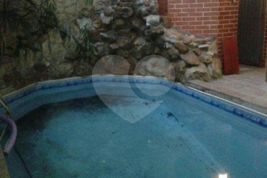 Sobrado à venda com 3 suítes em Vila Nivi, São Paulo, SP