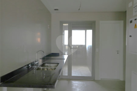 Apartamento à venda com 3 suítes em Moema, São Paulo, SP