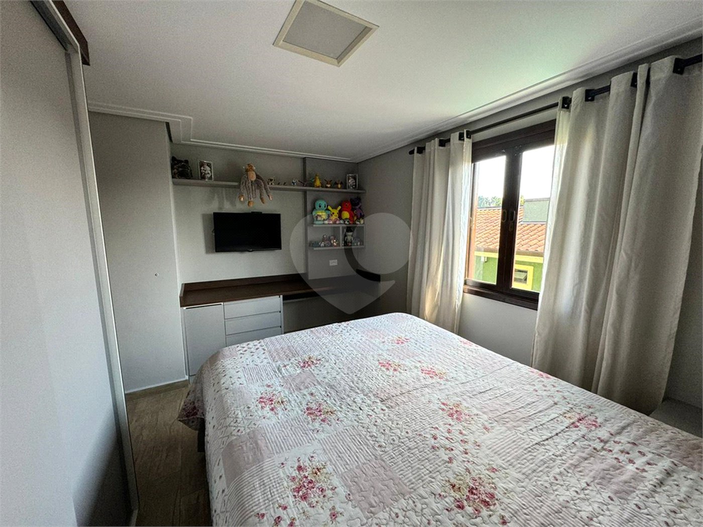 Casa à venda com 3 quartos, sendo 1 suíte, no condomínio Residencial Jardim das Flores 1510, Cotia - SP
