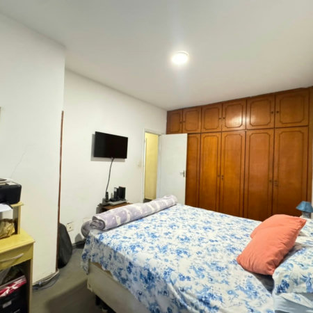 Apartamento com 2 dormitórios e suíte + dependência de serviço completa na Ponta da Praia – Localização privilegiada próximo à Praça Dino Bueno