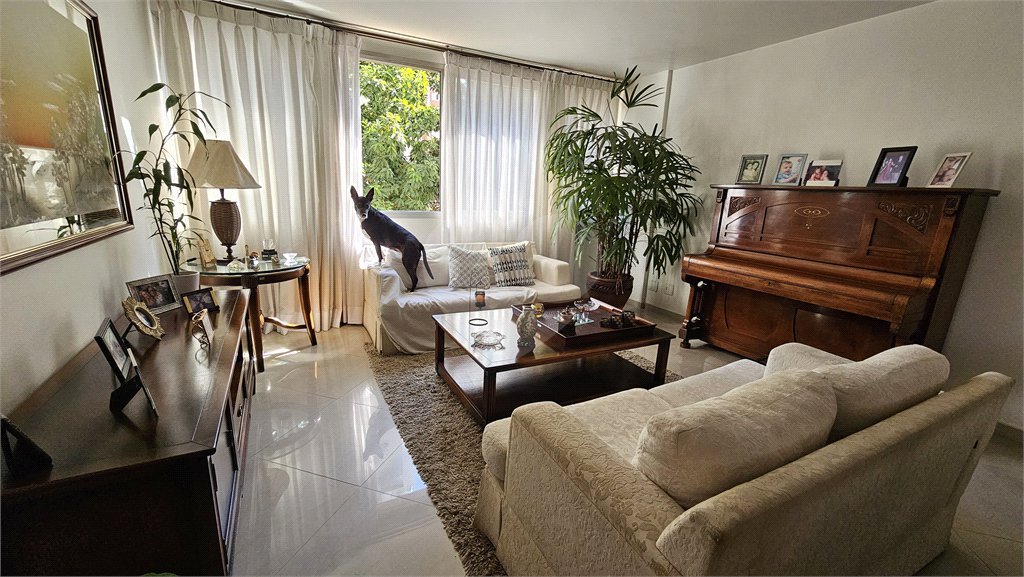 Apartamento à venda com 3 quartos, sendo 1 suíte, em Moema, São Paulo, SP