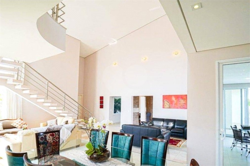 Casa à venda com 4 quartos, sendo 2 suítes, no condomínio Residencial Jardim Primavera, Louveira - SP