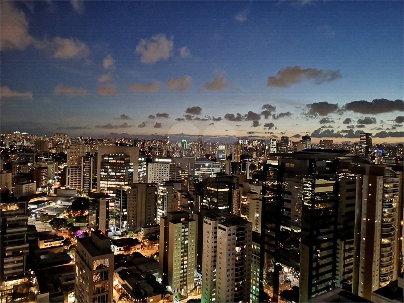 Apartamento venda / locação Vila Nova Conceição, 80m², andar alto, 1 suíte e 2 vagas