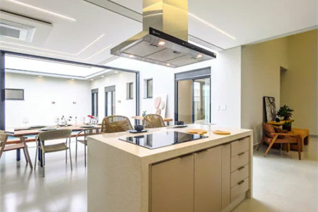 Casa Térrea – Condomínio Maria Cândida - 300 m² de terreno - 212 m² de área construída - 4 vagas de garagem, sendo 2 cobertas - Sala de jantar e estar integradas, com pé-direito duplo e cortina - 3 suítes com ar-condicionado, sendo 1 master com closet – planejado – Roupeiro – Escritório - Cozinha