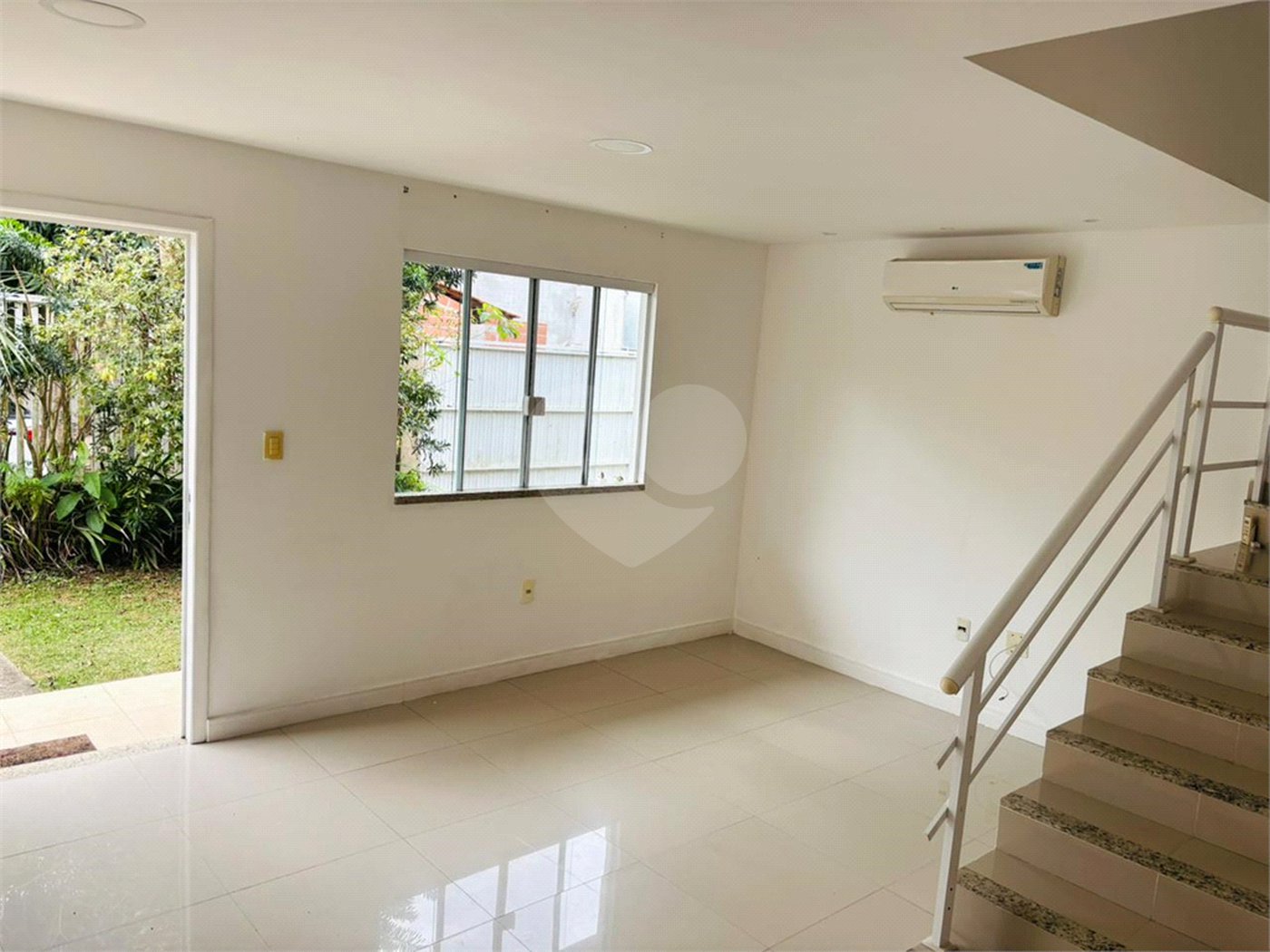 Casa à venda com 4 quartos, sendo 3 suítes, no condomínio Morada da Serra Residencial, Rio de Janeiro - RJ