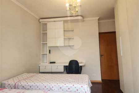 Sobrado à venda com 3 quartos, sendo 1 suíte, em Vila Paulicéia, São Paulo, SP