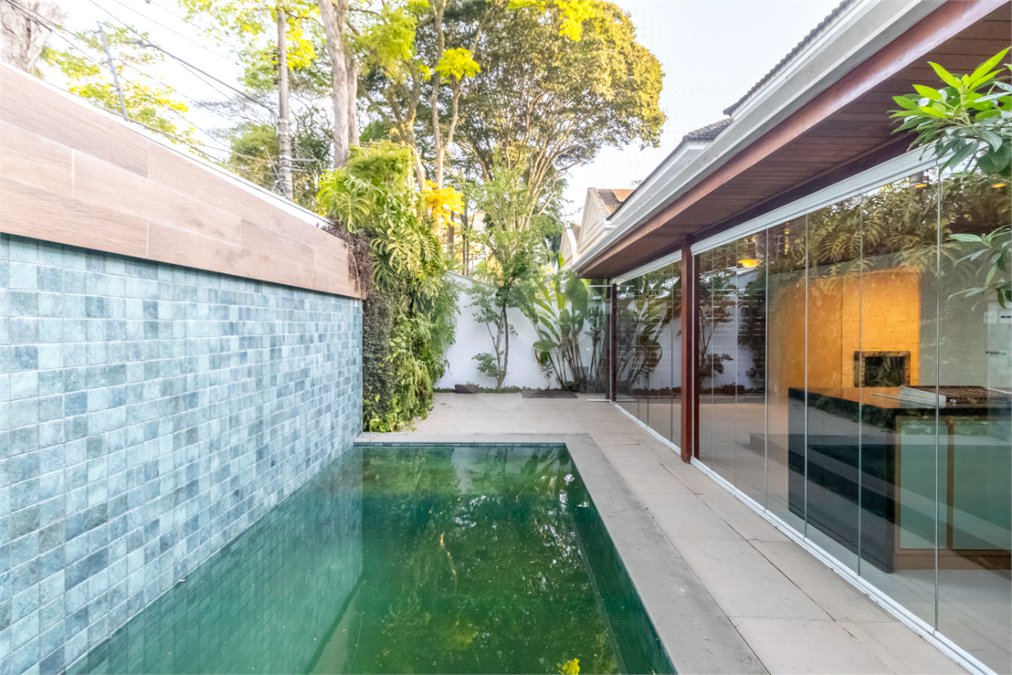 Casa à venda com 4 quartos, sendo 3 suítes, no condomínio Village Place, São Paulo - SP