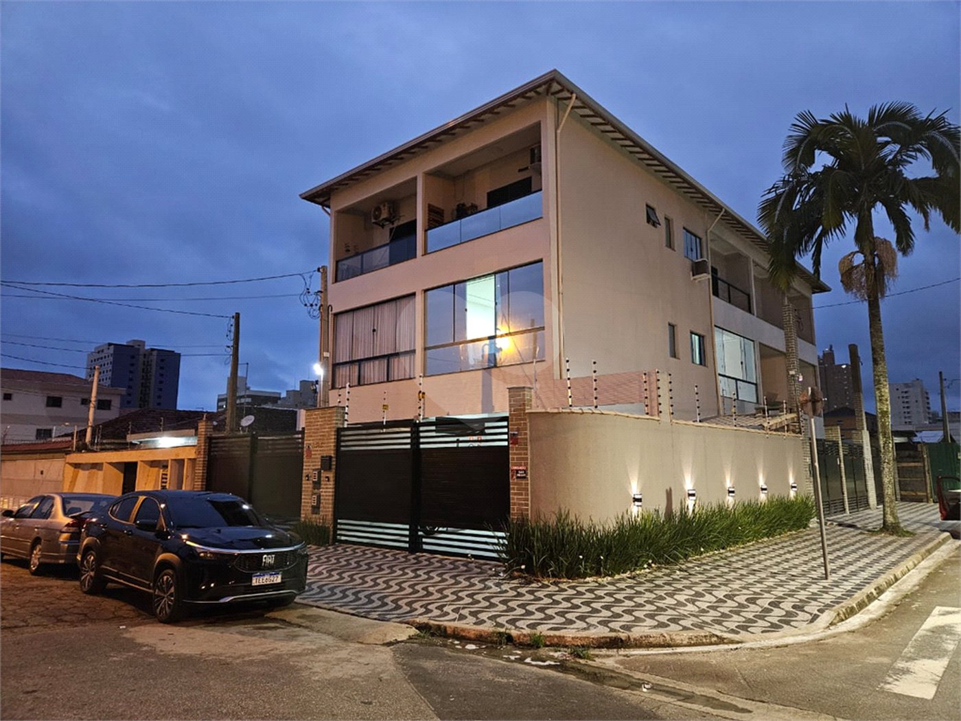 Casa à venda com 3 quartos, sendo 1 suíte,  em Maracanã, Praia Grande, SP