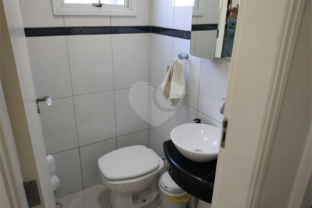 Casa à venda com 4 quartos, sendo 2 suítes, no condomínio Residencial Jardim das Palmeiras, Vinhedo - SP