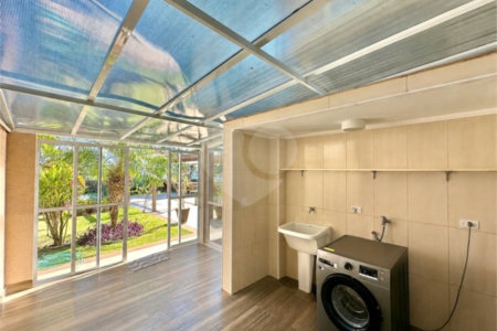Casa à venda com 3 suítes no condomínio Golf Village, Carapicuíba - SP