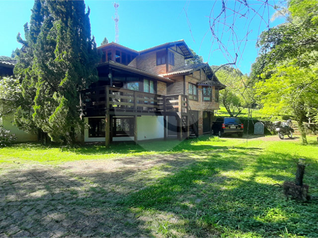 Sobrado à venda com 3 suítes em Serra da Cantareira, Mairiporã, SP