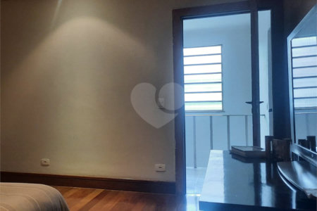 Sobrado à venda com 4 quartos, sendo 2 suítes,  em Bela Aliança, São Paulo, SP