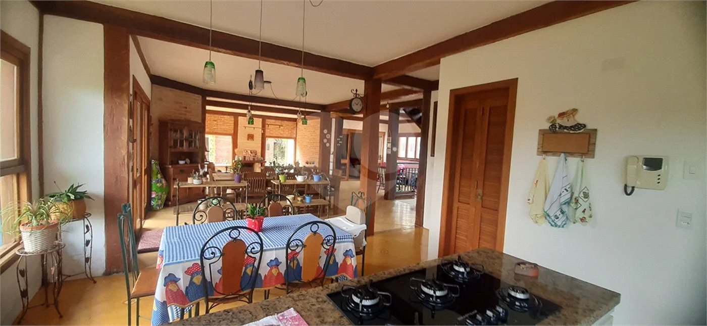 Casa à venda com 5 quartos, sendo 4 suítes, no condomínio Alpes da Cantareira, Mairiporã - SP