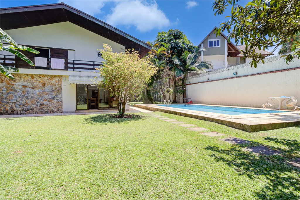 Casa Térrea à venda com 5 quartos, sendo 4 suítes, em Interlagos, São Paulo, SP
