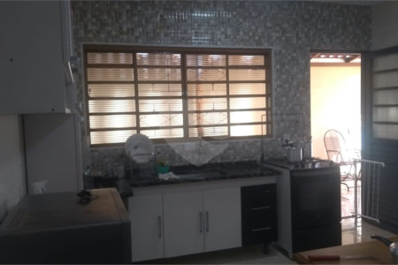 Casa térrea para venda ou locação no Santa Felícia.