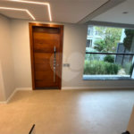 Sobrado de alto padrão no Swiss Park, totalmente reformado, com 4 suítes, piscina, elevador, espaço gourmet, 4 vagas e condomínio com lazer completo.