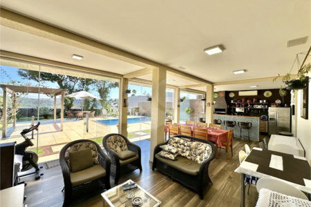 Casa à venda com 3 suítes no condomínio Golf Village, Carapicuíba - SP