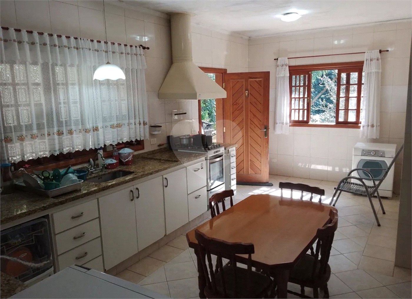 Casa à venda com 4 quartos, sendo 1 suíte, no condomínio Quinta da Cachoeira, Embu das Artes - SP