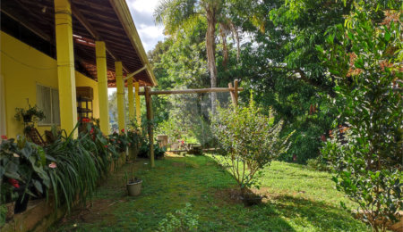 Chácara à venda com 3 quartos, sendo 2 suítes,  em Parque Varanguera, São Roque, SP