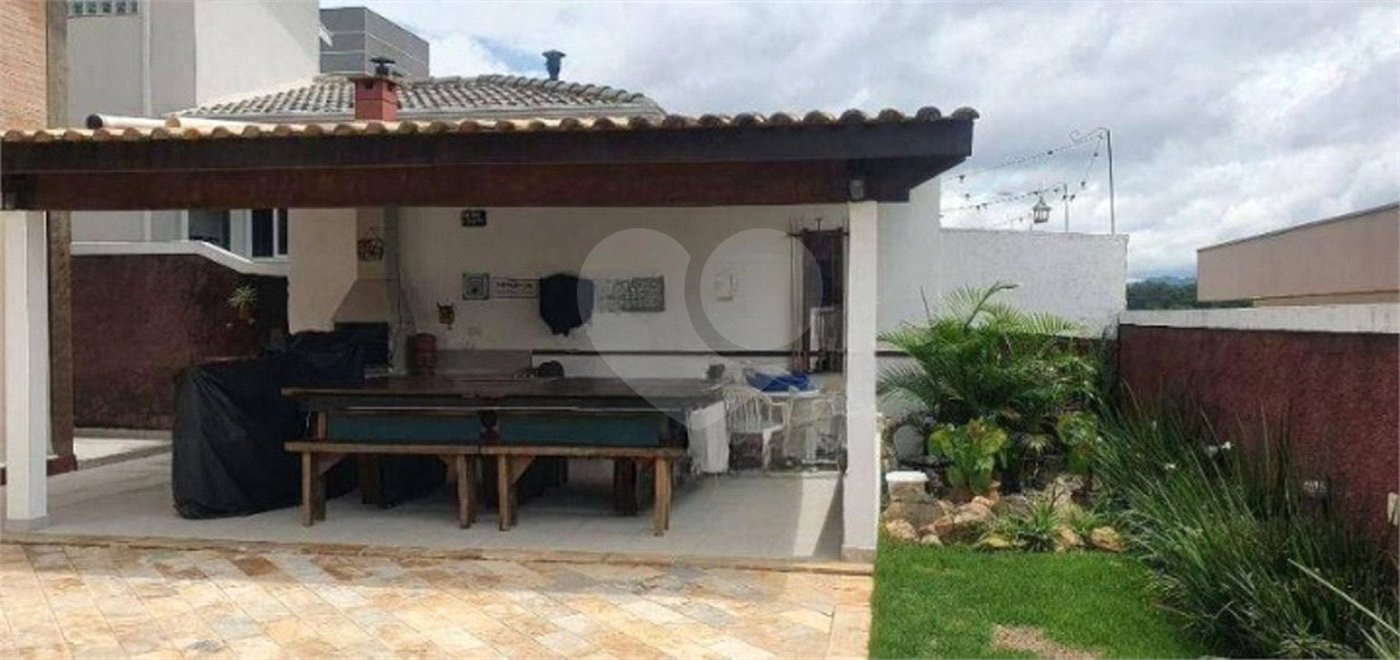 Casa à venda com 3 quartos, sendo 1 suíte, no condomínio Terras de São Francisco, Vinhedo - SP