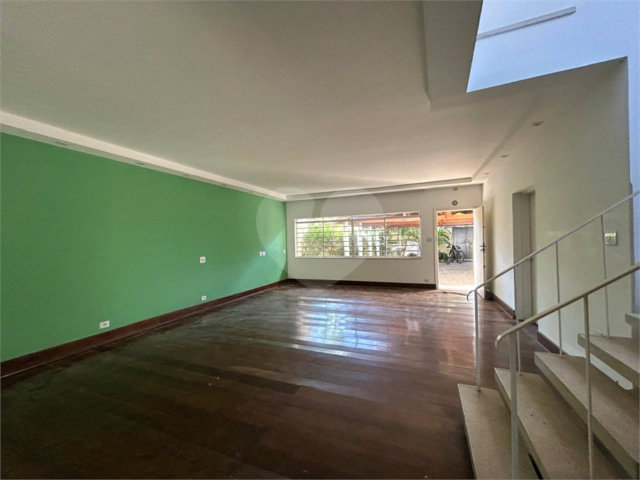 Sobrado à venda ou para alugar com 4 quartos, sendo 1 suíte,  em Santo Amaro, São Paulo, SP