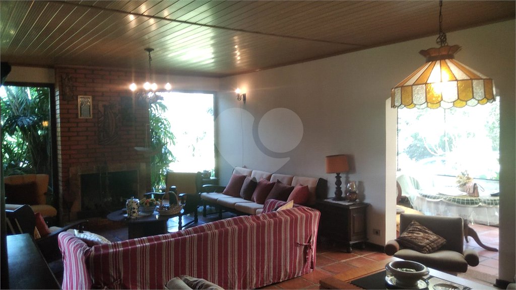 Casa à venda com 5 quartos, sendo 3 suítes, no condomínio Alpes da Cantareira, Mairiporã - SP
