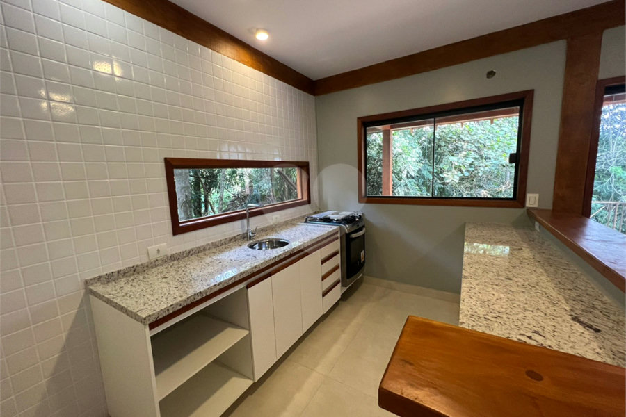 Sobrado à venda com 3 quartos, sendo 1 suíte,  em Serra da Cantareira, Mairiporã, SP