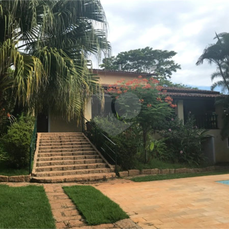 Casa à venda com 5 quartos, sendo 3 suítes, no condomínio Recanto das Flores, Indaiatuba - SP