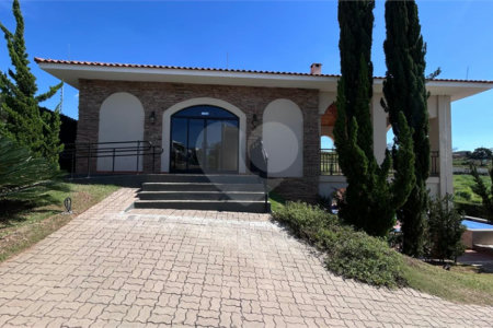 Casa à venda com 4 quartos, sendo 3 suítes, no condomínio Residencial Mont'alcino, Valinhos - SP