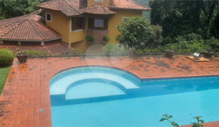 Casa à venda com 5 quartos, sendo 4 suítes, no condomínio Alpes da Cantareira, Mairiporã - SP