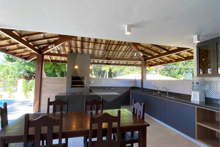 Casa à venda com 4 quartos, sendo 3 suítes, no condomínio Ipê Amarelo, Porto Seguro - BA