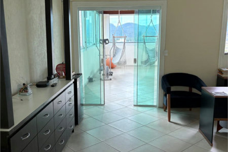 Casa à venda com 4 suítes em Vila Lavínia, Mogi das Cruzes, SP
