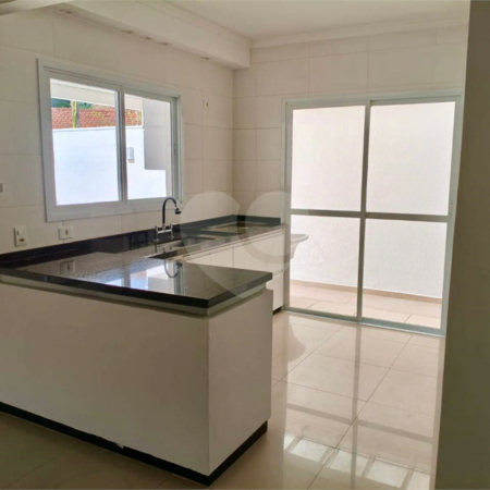 Casa à venda com 3 quartos, sendo 1 suíte, no condomínio Residencial Rio Preto Village, Atibaia - SP
