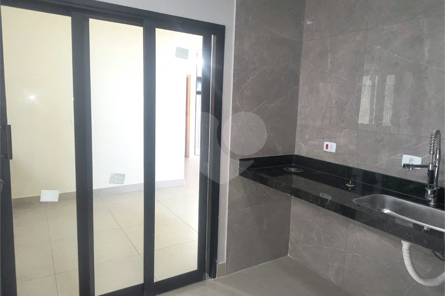 casa térrea, recém construida, 3 dormitórios sendo 1 suíte, 2 vagas de garagem, piscina e espaço gourmet