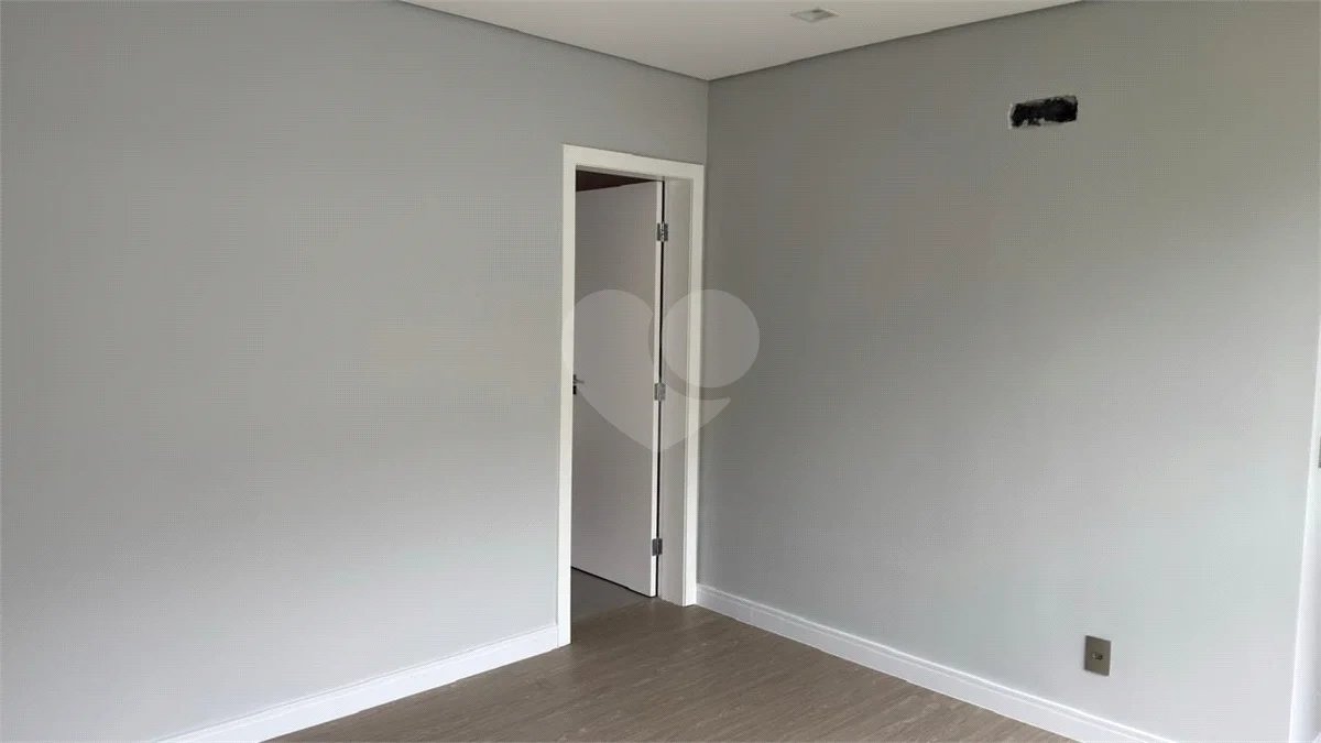 Sobrado de alto padrão no Swiss Park, totalmente reformado, com 4 suítes, piscina, elevador, espaço gourmet, 4 vagas e condomínio com lazer completo.