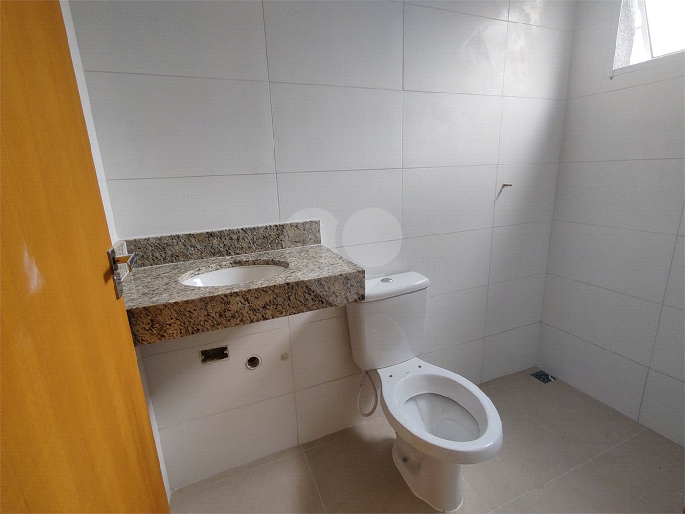 Casa térrea em Atibaia com 3 suítes, sala 2 ambientes, 2 vagas garagem, excelente localização, pronta para morar