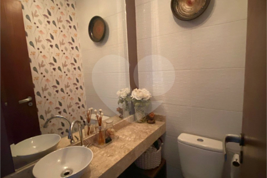 Casa à venda com 3 quartos, sendo 1 suíte, no condomínio Residencial Santa Teresinha, São Paulo - SP