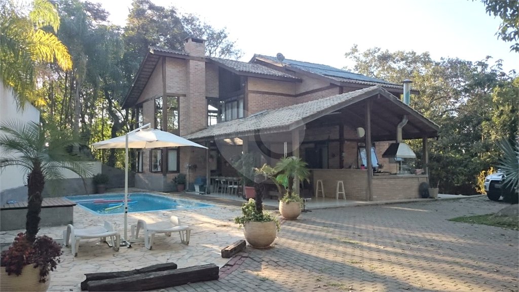 Sobrado à venda com 3 quartos, sendo 2 suítes, em Roseira, Mairiporã, SP