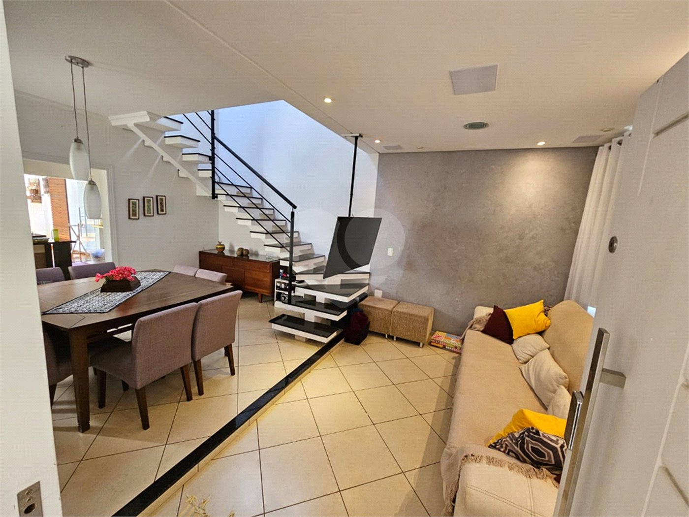 Sobrado à venda com 3 quartos, sendo 1 suíte,  em Residencial Colinas, Mogi das Cruzes, SP