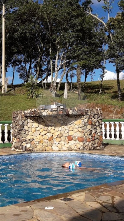 Chácara à venda com 8 quartos, sendo 3 suítes, no Centro, Toledo, MG