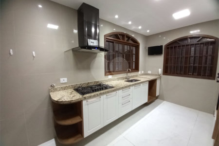 Casa à venda com 4 quartos, sendo 1 suíte,  em Vila Oliveira, Mogi das Cruzes, SP