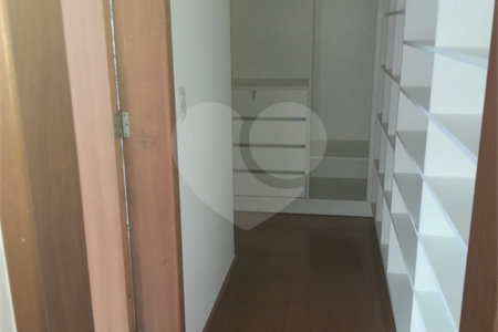 Casa à venda ou para alugar com 4 suítes em Chácaras São Carlos, Cotia, SP