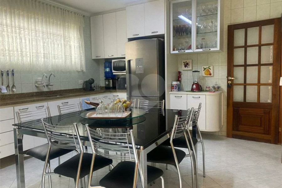 Sobrado à venda com 150 metros de área util e possui 3 dormitórios, sendo 1 suíte.