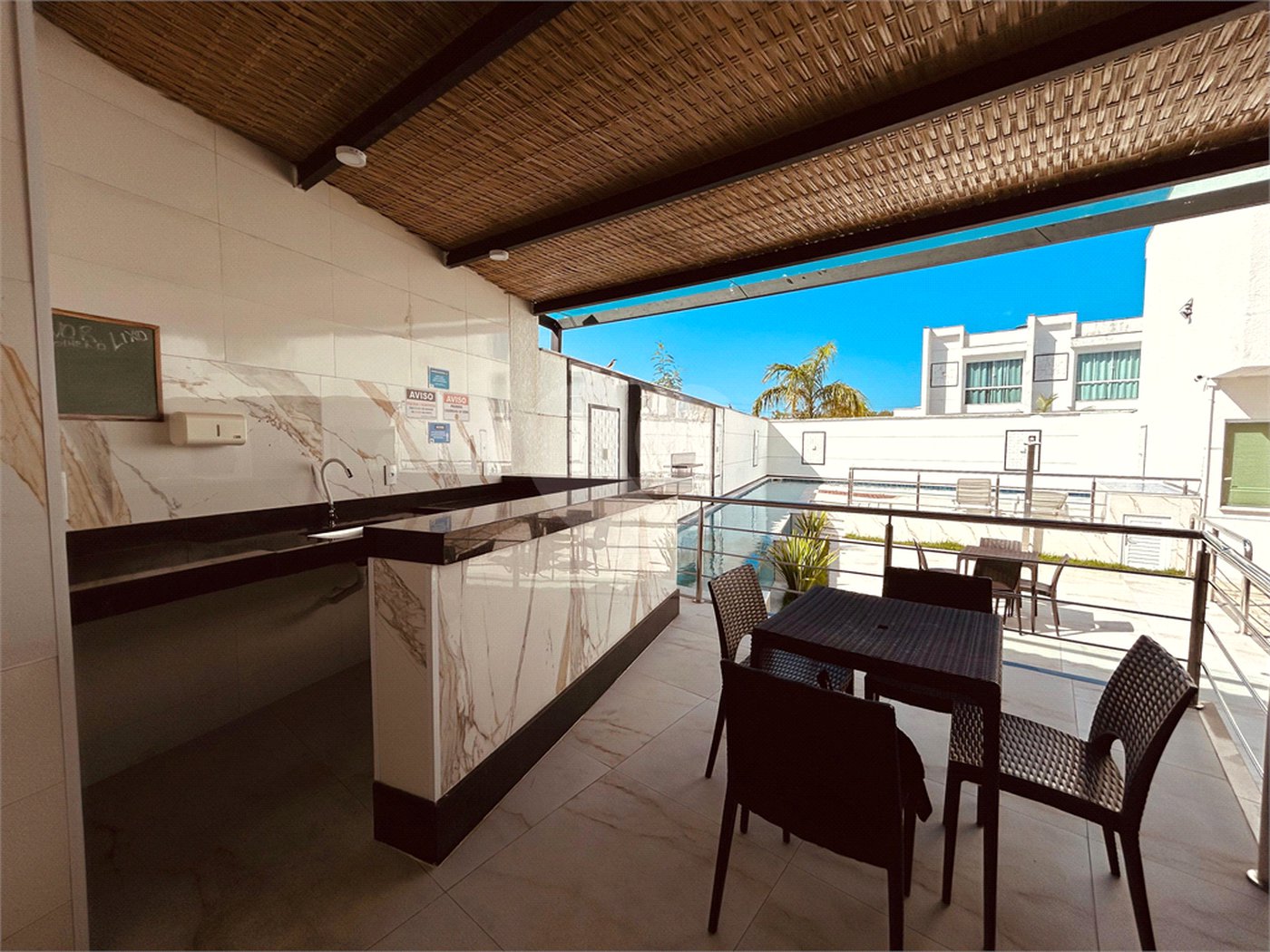 Apartamento à venda com 2 suítes, em Taperapuan, Porto Seguro, BA