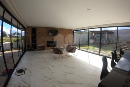 Sobrado à venda com 4 quartos, sendo 2 suítes,  no Centro, Joanópolis, SP
