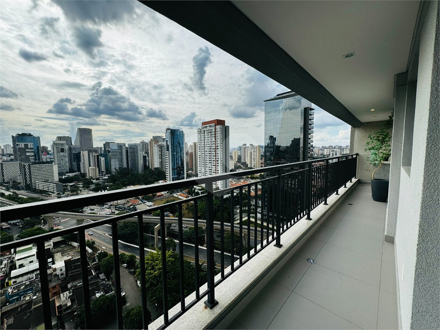 Apartamento à venda com 3 quartos em Vila Cordeiro, São Paulo, SP