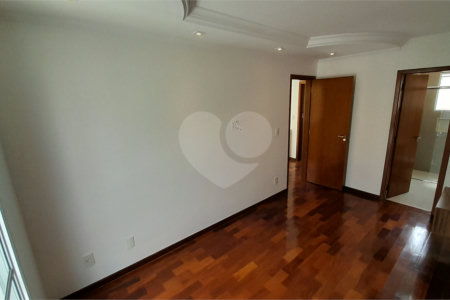 Casa à venda com 3 quartos, sendo 1 suíte, no condomínio Residencial Jardins, São Bernardo do Campo - SP