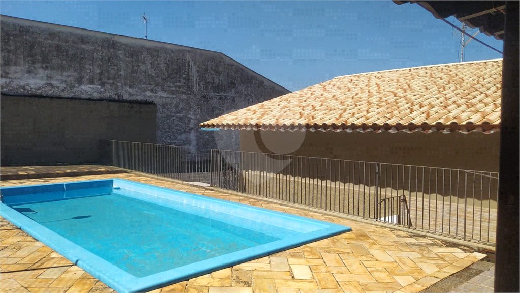 Casa à venda ou para alugar com 3 quartos, sendo 1 suíte, em Estação, São Roque, SP