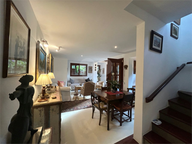 Casa de Vila à venda com 5 quartos, sendo 3 suítes,  em Jardim Hípico, São Paulo, SP
