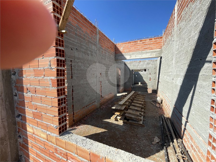 Casa à venda com 3 quartos, sendo 1 suíte, no condomínio Tivolli Residencial, Itapetininga - SP